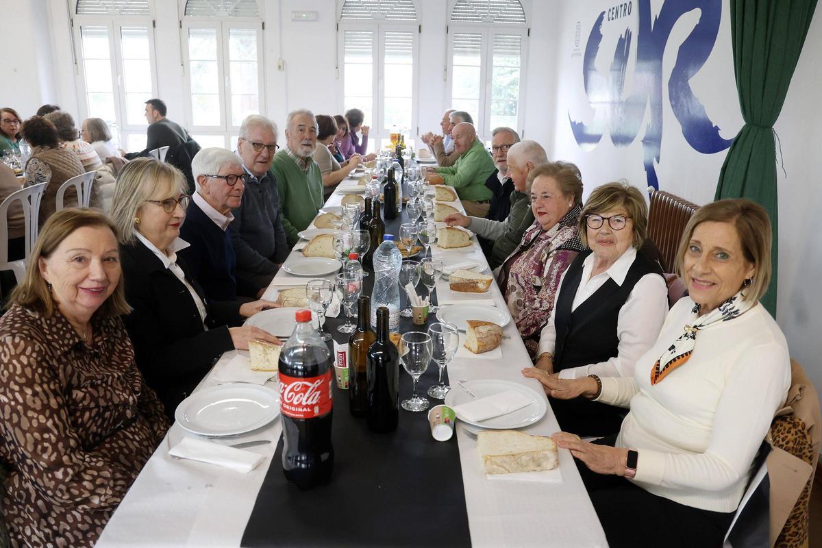 Vecinos, amigos y familiares se dieron cita para la comida.