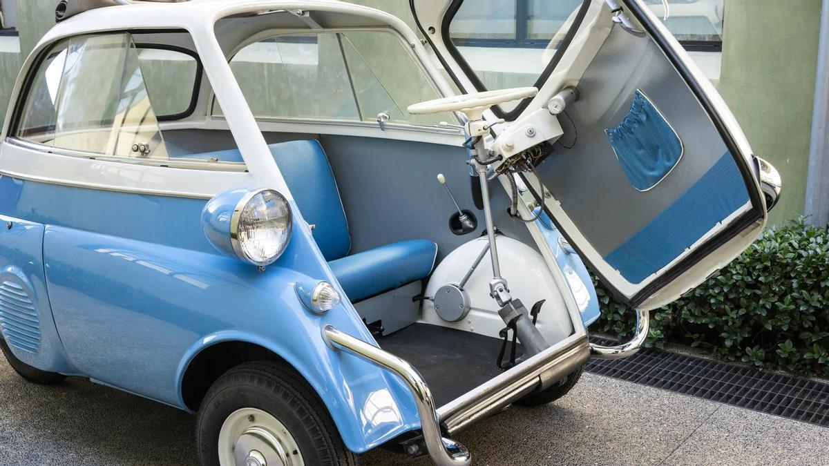 BMW fabricó unos 136.367 Isettas, y de todos ellos, aproximadamente 8.500 fueron exportados a Estados Unidos, de los que se estima que todavía 1.000 sigan en marcha. Ese es el caso de este BMW Isetta 300 de 1957..jpg