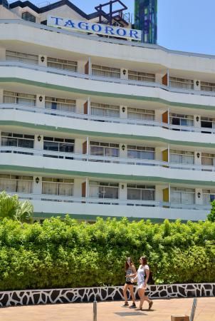 16/07/2018 PLAYA DEL INGLÉS, SAN BARTOLOMÉ DE TIRAJANA. Fachada del edificio de los apartamentos Tagoror de Playa del Inglés. SANTI BLANCO  | 16/07/2018 | Fotógrafo: Santi Blanco