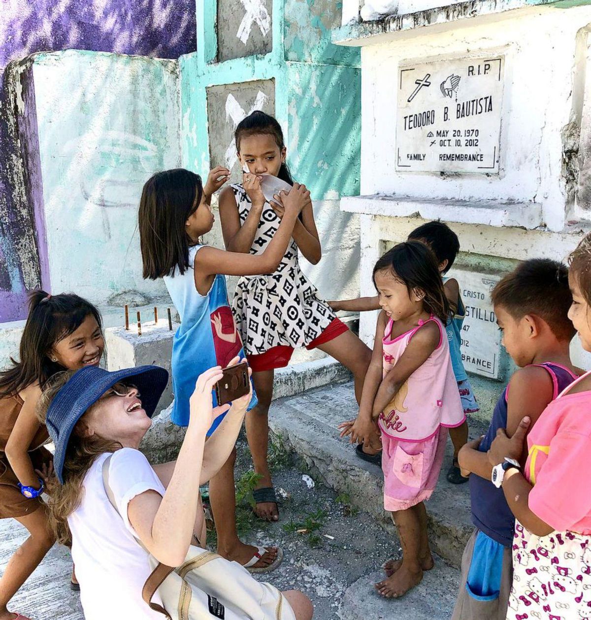 La escritora, jugando con un grupo de niños en Manila. | Cedida