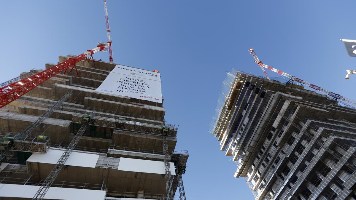 Obras de las Málaga Towers en el paseo marítimo de Poniente.