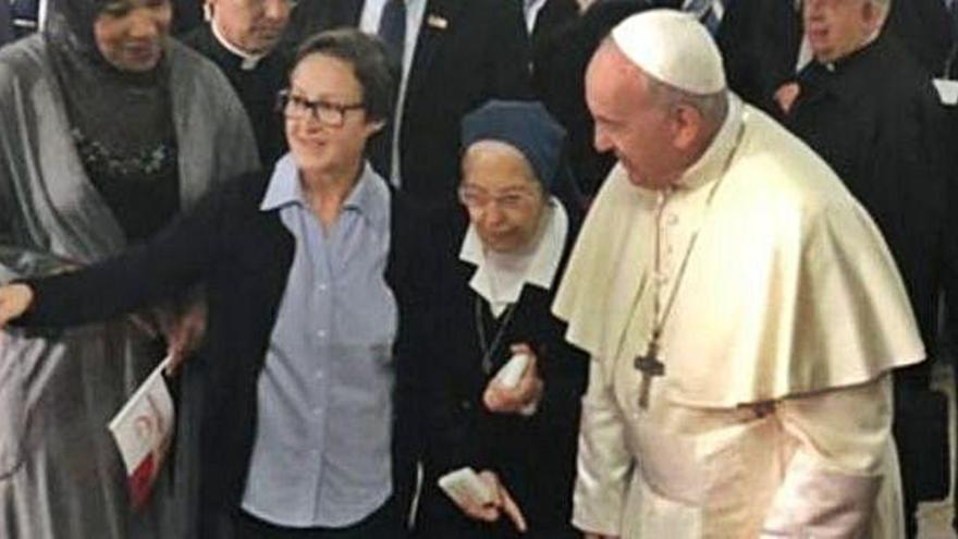 Francisco, junto a María Luisa Quintana, escucha a Magdalena Mateo.