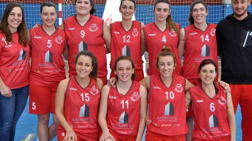 Las jugadoras del primer equipo posan con su entrenador.