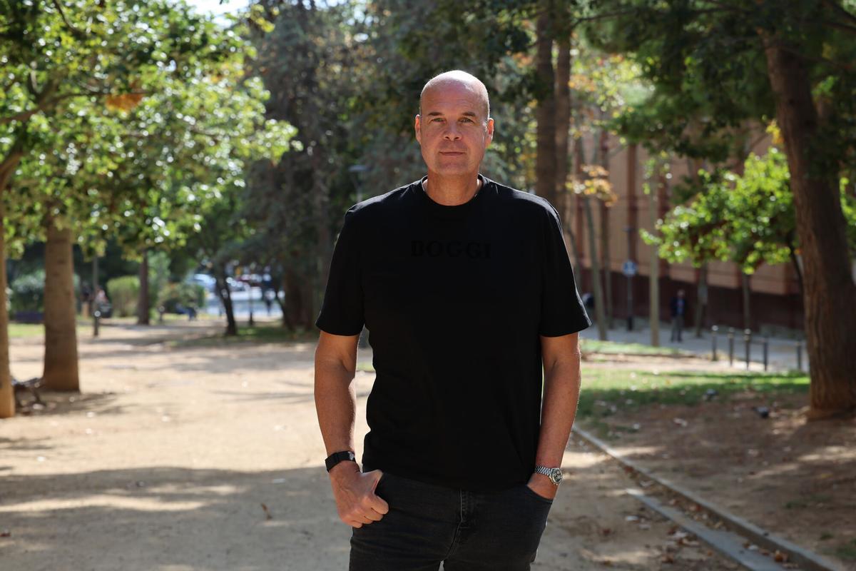 Barcelona 14/10/2025 Deportes Entrevista a Ferran Martínez, exjugador del Barça y Joventut de baloncesto. Per la sèrie Segunda Vida. En el restaurant Santa Clara. FOTO DE RICARD CUGAT