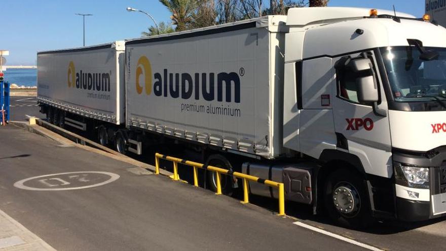 Momento de la llegada del &quot;megatruck&quot; a la factoría de Aludium en Alicante