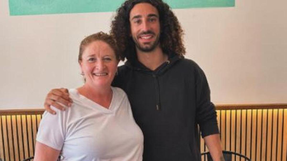 Marc Cucurella en una churrería en Ibiza