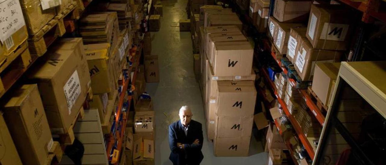 El empresario José Luis Vigil , en el almacén de su compañía.