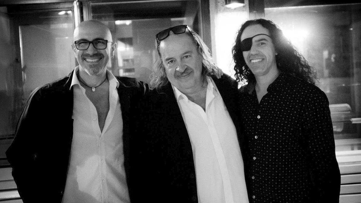 Los integrantes de Babel Sky, con Litto Nebbia, en el centro de la imagen