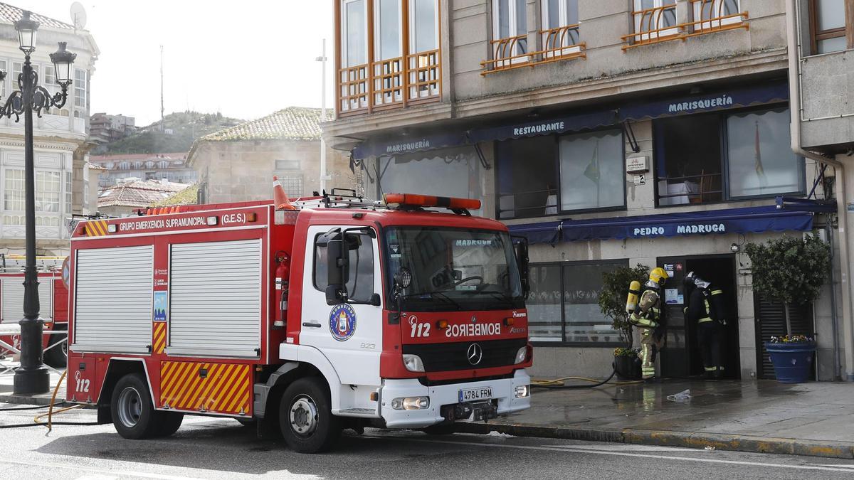 Bomberos del GES en un restaurante incendiado en 2019. / José Lores