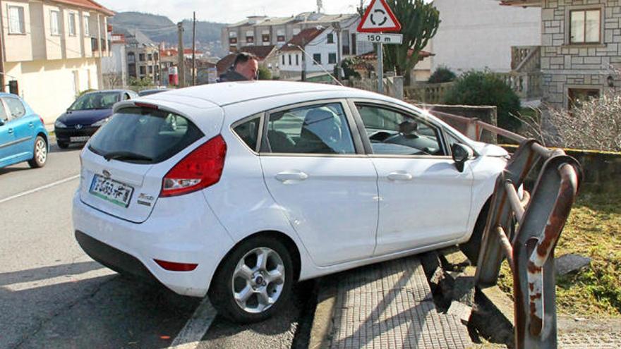 La colisión de un coche y un bus en Moaña se salda sin heridos