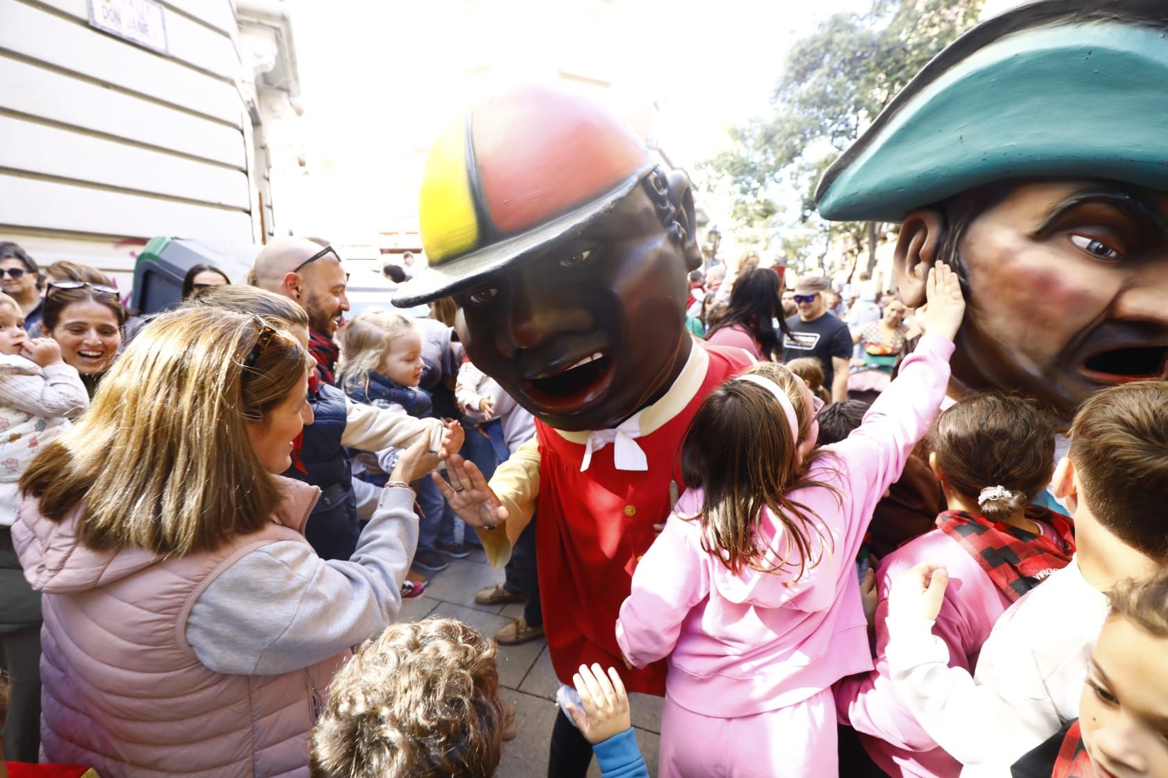 En imágenes | La comparsa de gigantes y cabezudos ilusionan a los más pequeños
