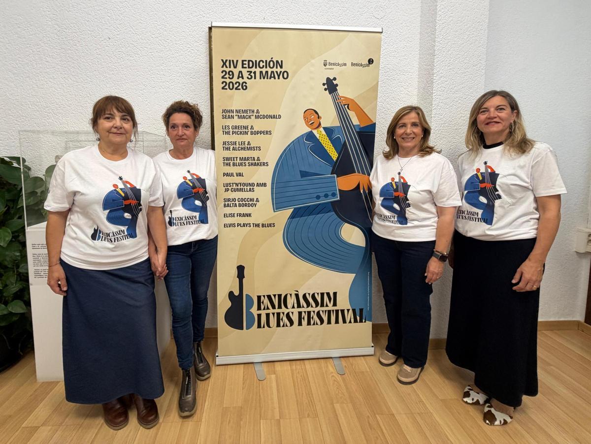 La alcaldesa de Benicàssim, Susana Marqués; la concejala de Turismo, Elena Llobell, y representantes de la organización, durante la presentación del Benicàssim Blues Festival 2026.