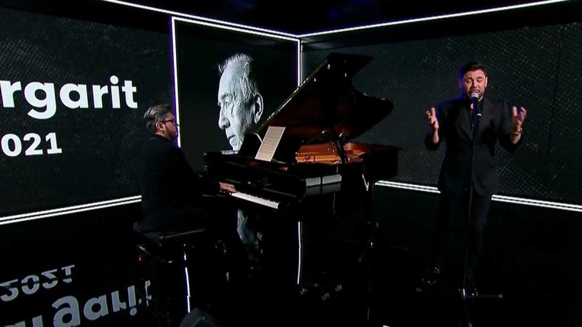Miguel Poveda homenajeando a Joan Margarit en el Telediario con Alejandro Carballo al piano