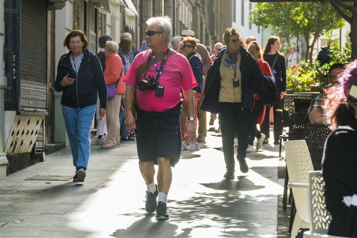 Turistas jubilados pasean por una calle del Archipiélago.