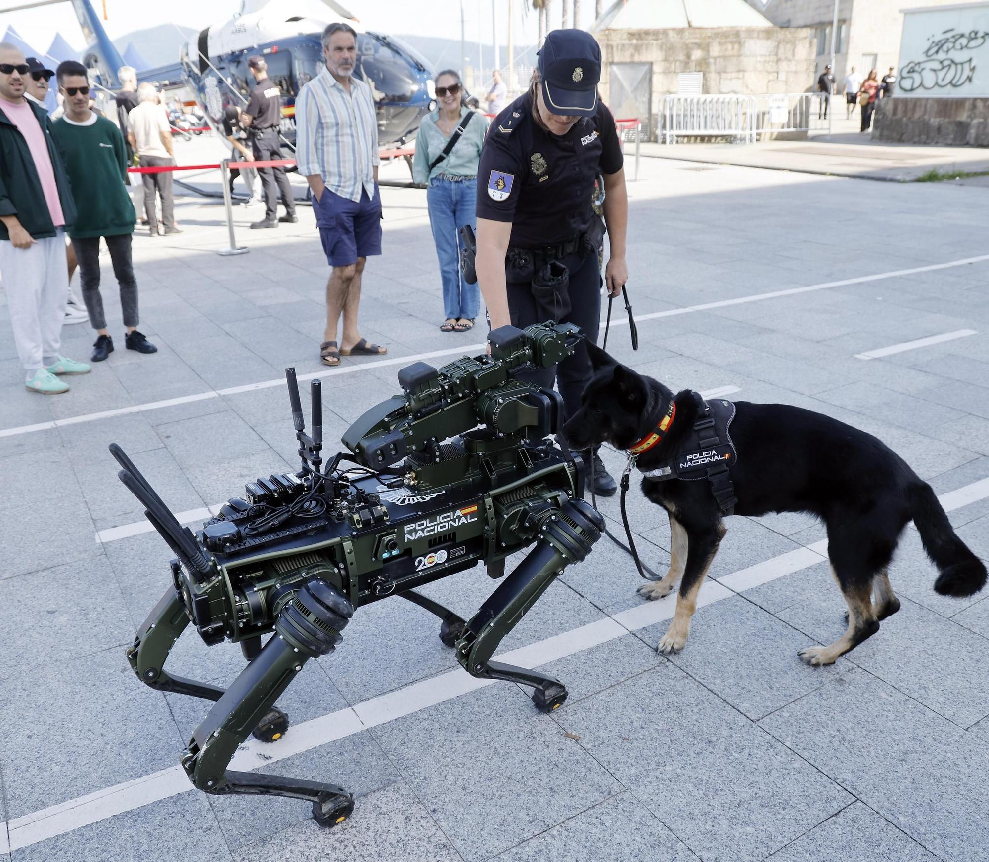 Los perros policía y el robot Sira, protagonistas en la "Exposición de Medios" de la Policía Nacional