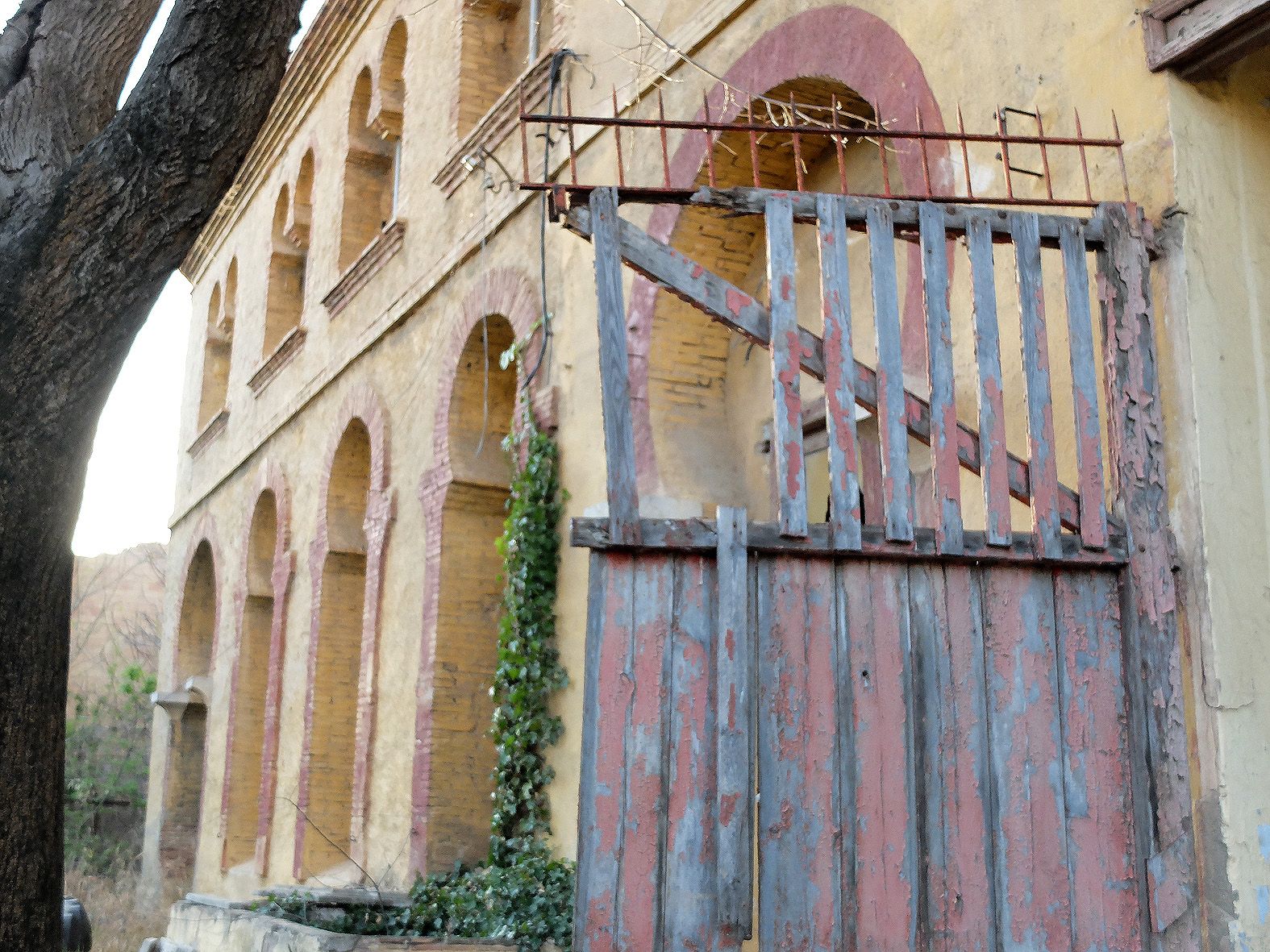 La plaça de Braus de Figueres totalment abandonada