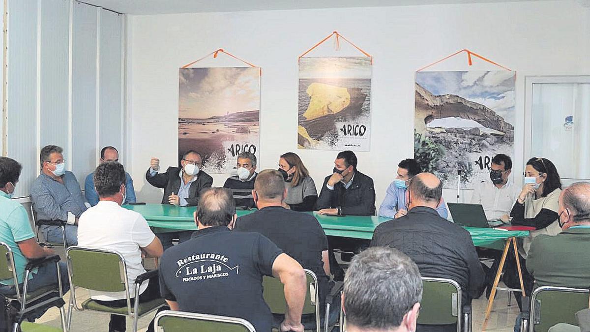 Reunión celebrada ayer en la Cofradía de Tajao entre pescadores, Autoridad Portuaria, Ayuntamiento y promotores.