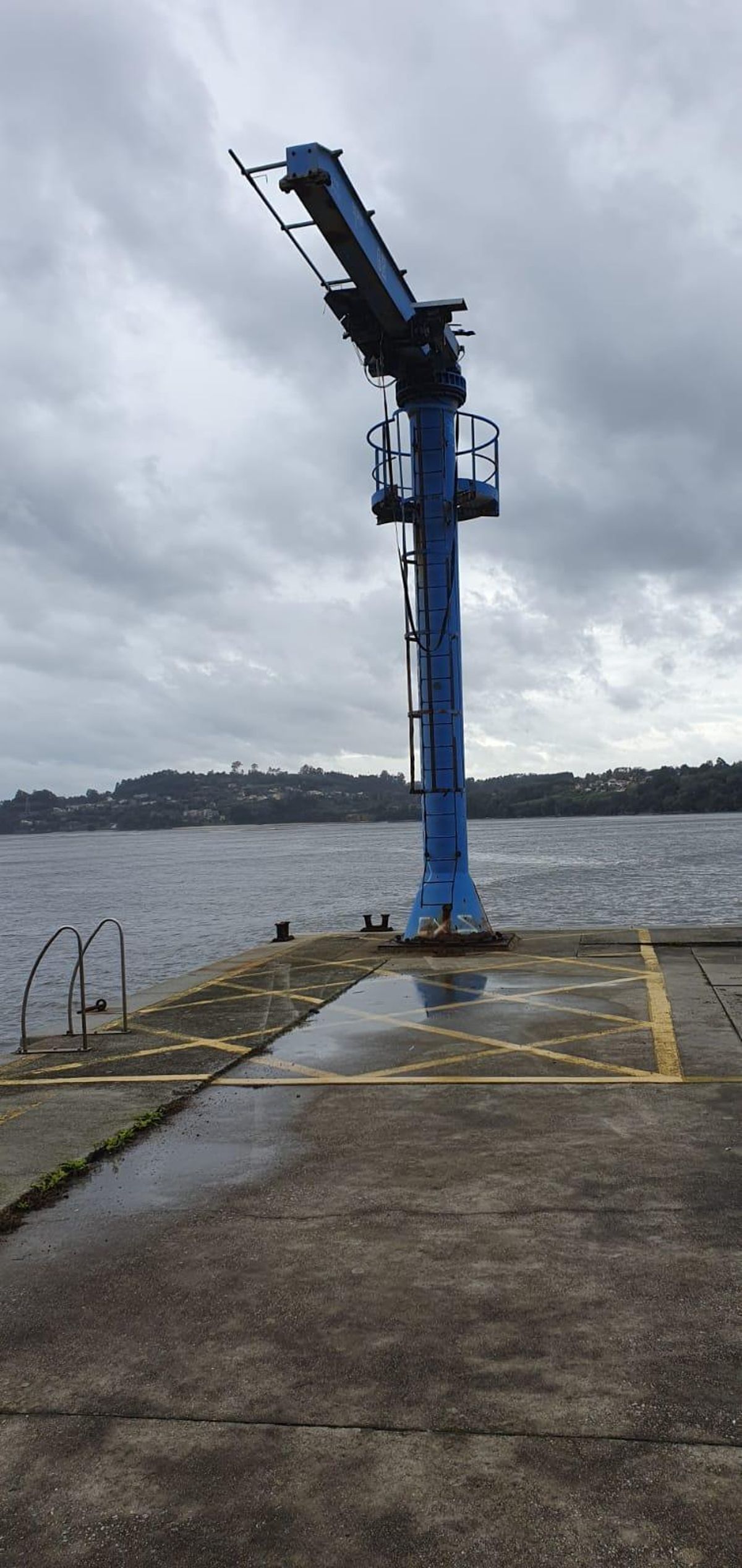 Grúa del puerto de Miño, que lleva ya tiempo sin uso.