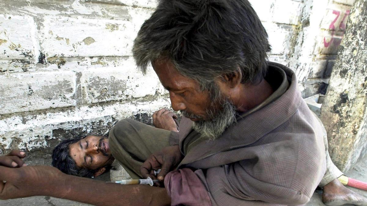 Un drogadicto se inyecta heroína en el centro de Karachi, Pakistán.