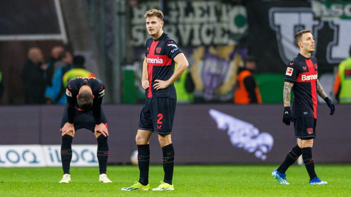 Los jugadores del Leverkusen lamentan el empate ante el Gladbach (0-0)