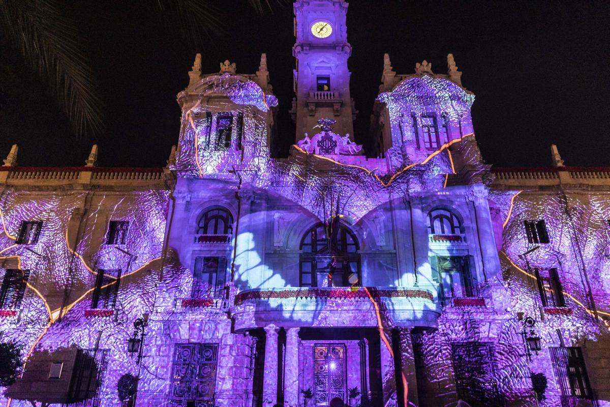 València estrena un "mapping" en la fachada del Ayuntamiento