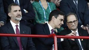 Pedro Sánchez, junto al Rey, charla con Quim Torra, el pasado 22 de junio, en la inauguración de los Juegos Mediterráneos de Tarragona.