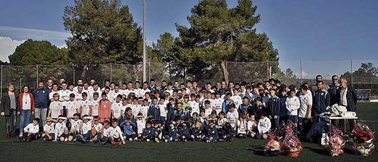 Foto de familia de todos los componentes del Sporting Sant MarÃ§al despuÃ©s de su presentaciÃ³n oficial este pasado viernes.