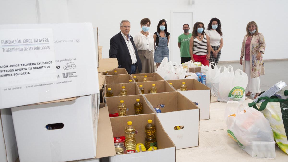 Miembros de la Fundación Jorge Talavera con el material recogido para esta campaña solidaria.