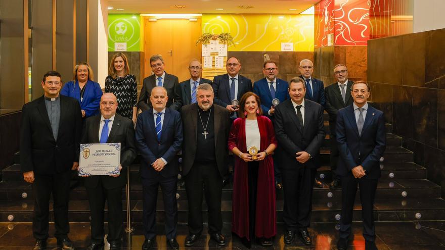 Sara Fernández recibe la medalla de oro de la Junta Coordinadora de Cofradías de la Semana Santa