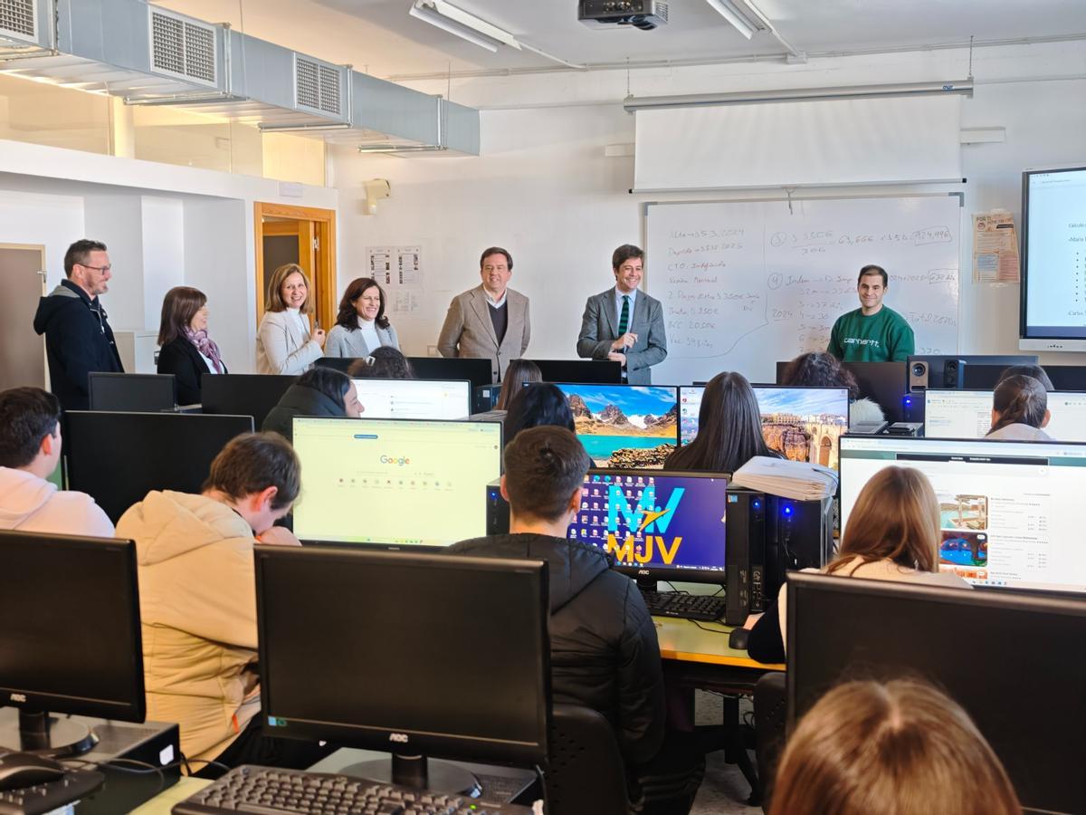 Autoridades educativas visitan una de las aulas del IES Juan de Aréjula de Lucena.