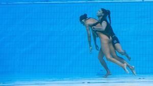 Andrea Fuentes, entrenadora de Anita Álvarez, se sumerge en la piscina para socorrer a la nadadora.