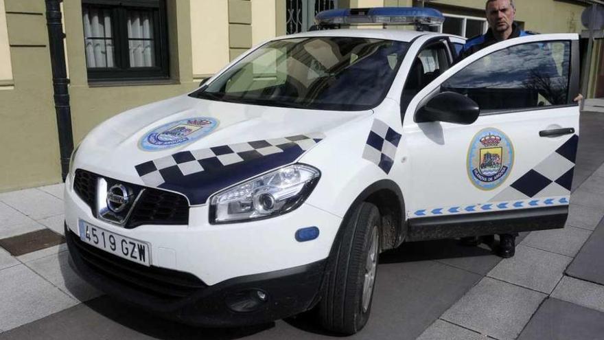 Un agente de la Policía Local de Vilanova sube al coche patrulla ante su sede. // Noé Parga