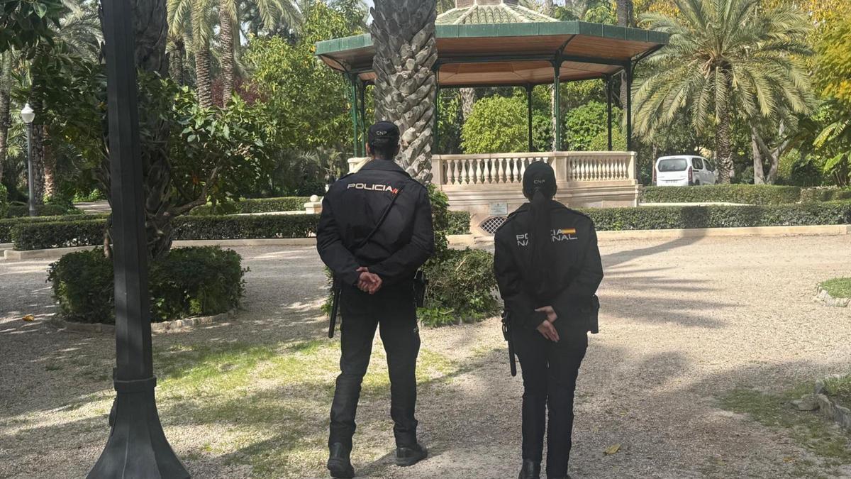 Dos agentes de la Policía Nacional, patrullando por el centro de Elche, en concreto, por el Parque Municipal.