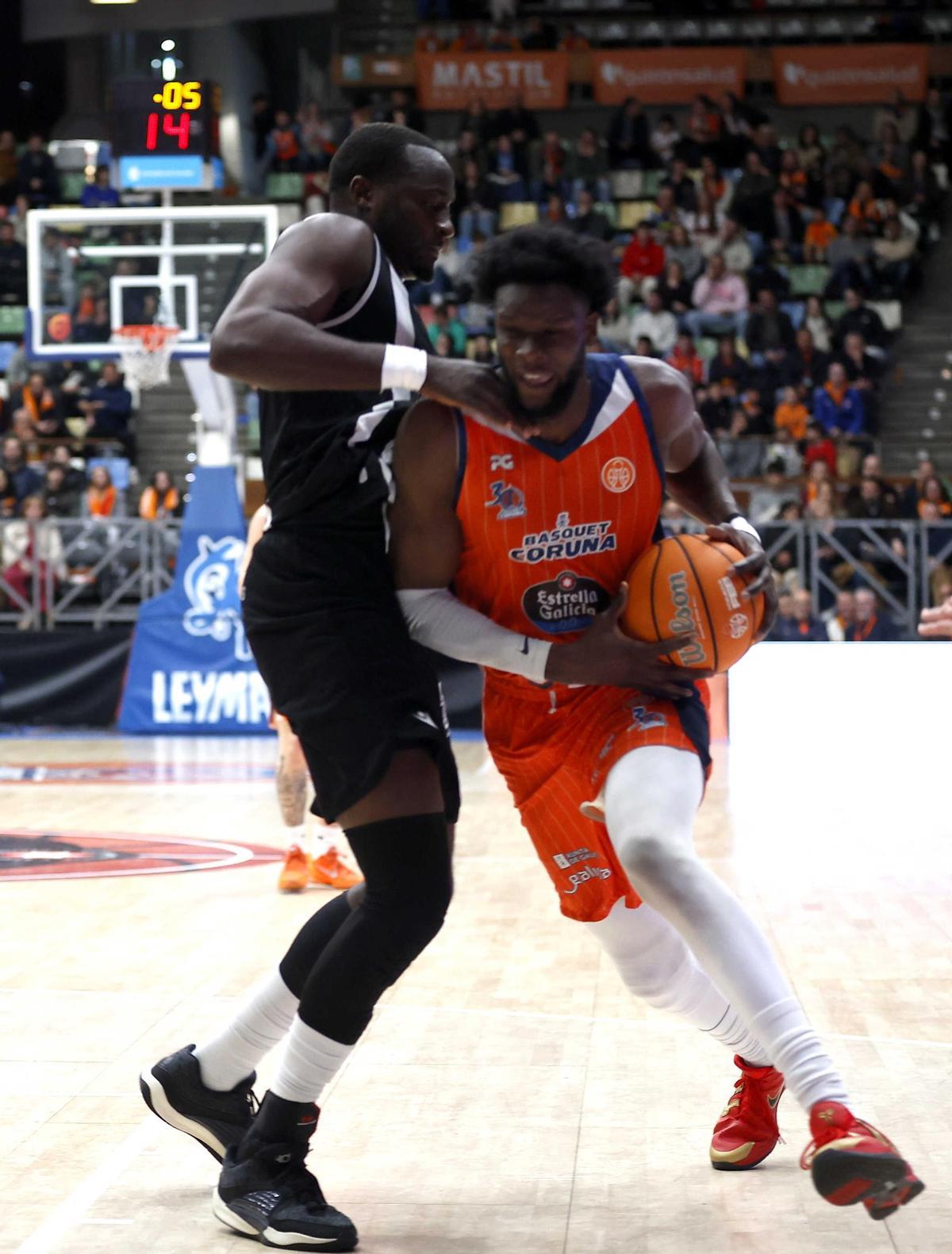 Idehen, en una jugada defensiva del Caesa Cartagena en el partido ante el Leyma Coruña