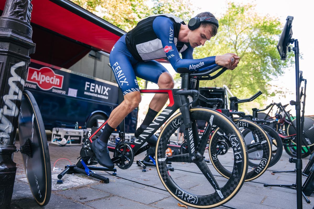 El ciclista del Alpecin-Fenix Jay Vine calienta en el rodillo antes de una carrera. /