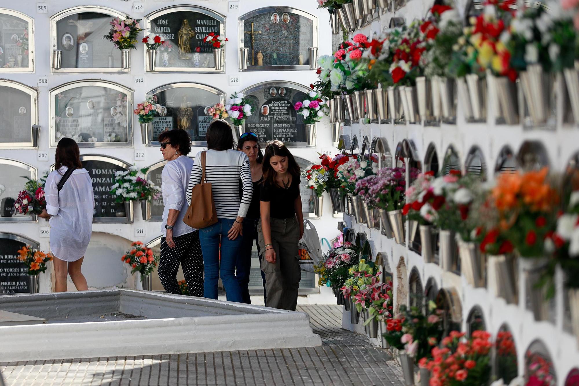 Galería: Mira aquí todas las fotos de los cementerios de Ibiza el día de Tots Sants