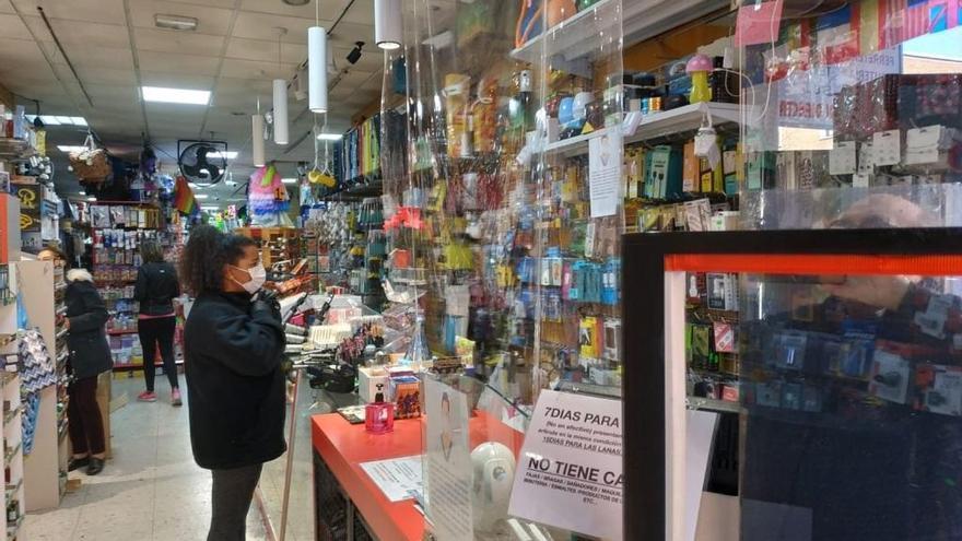 Colas en supermercados, atención al público tras cortinas y preparativos para evitar el botellón en Badajoz