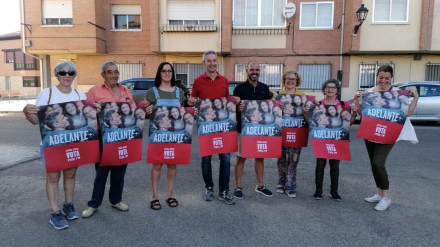 Pegada de carteles del PSOE. En el centro de la imagen, Carlos Rodríguez y Javier López Calero. | M. J. C.