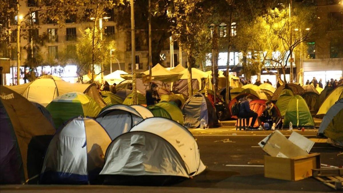 Acampada en la plaza de la Universitat, en Barcelona