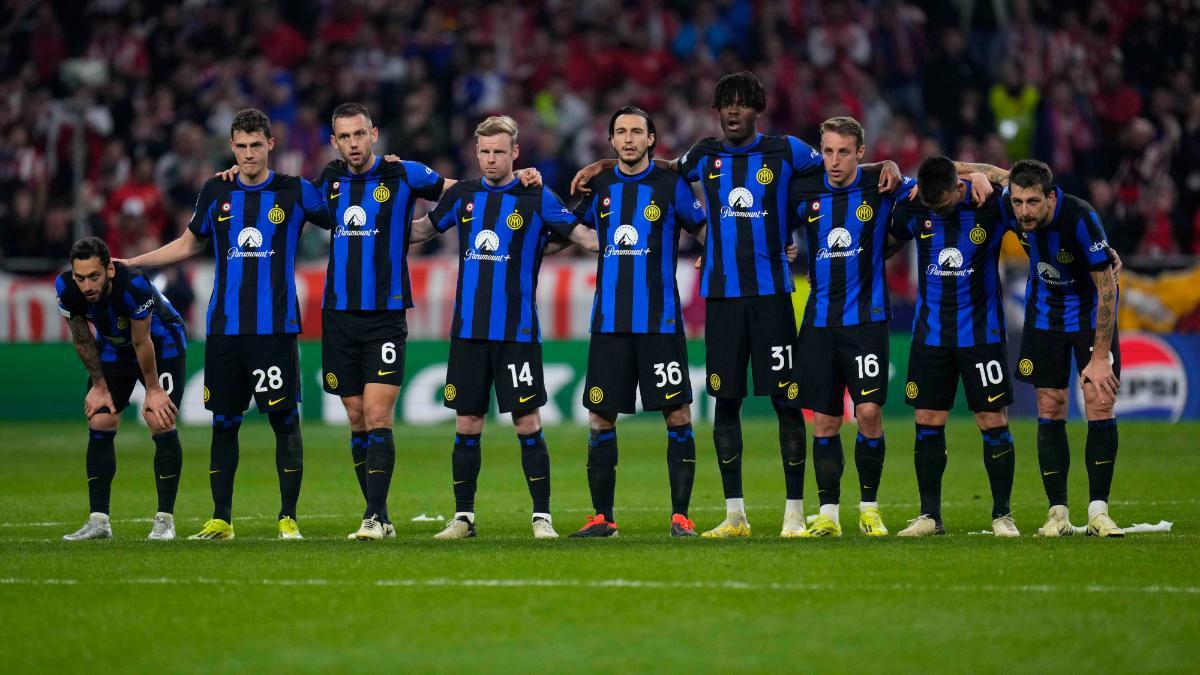 Los jugadores nerazzurri, unidos durante la tanda de penaltis ante el Atlético