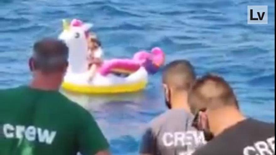 Rescatan en alta mar a una niña de cuatro años a la deriva sobre un flotador de unicornio