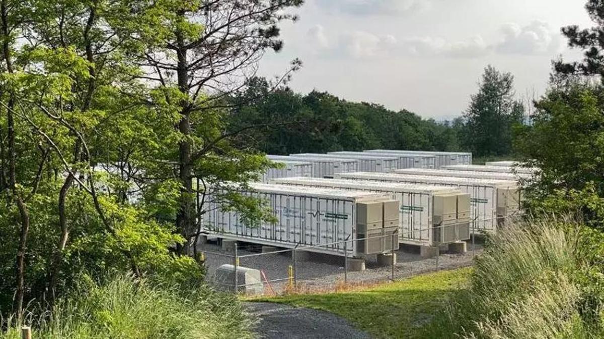 Las baterías de almacenamiento generalmente se alojan en módulos de contenedores separados.