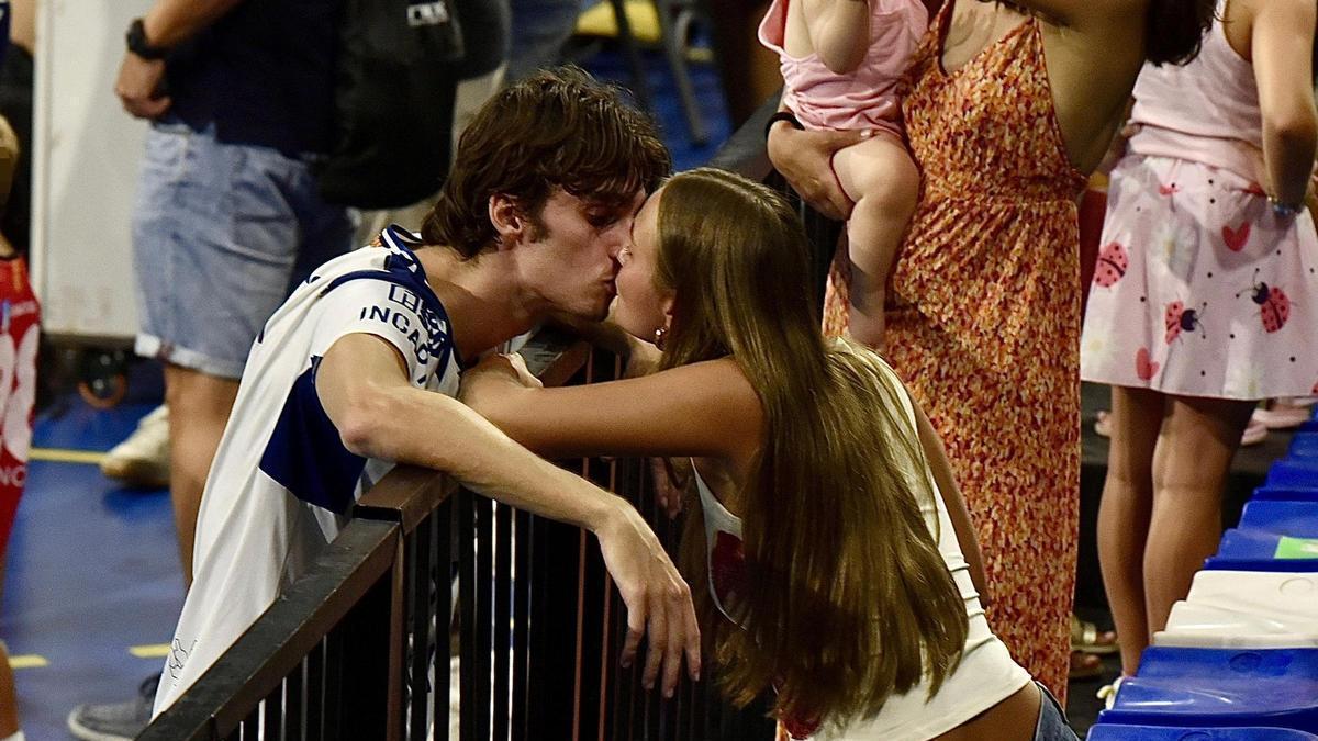 Pablo Urdangarín celebrando su victoria con Johanna Zott