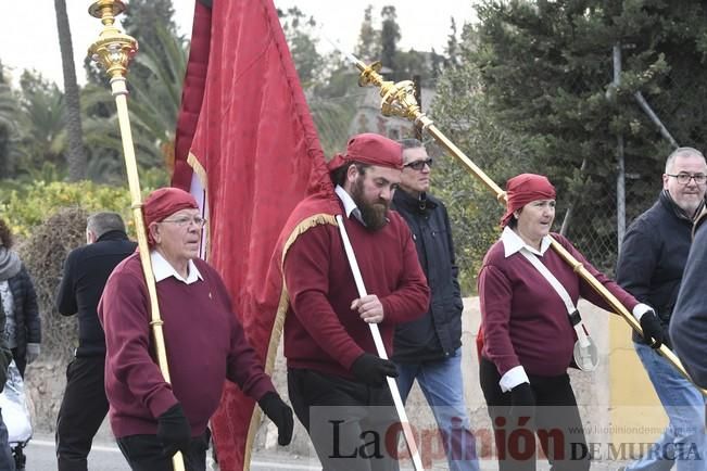 Los romeros acompañan a la Santa pese al frío.