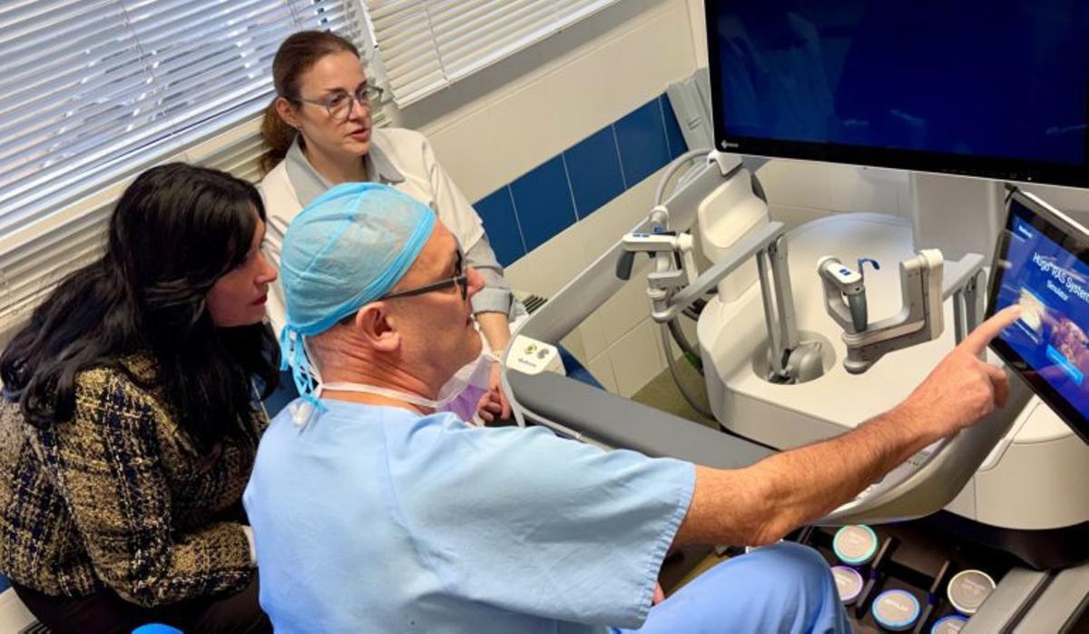 La alcaldesa Orduna conoce el funcionamiento del robot.