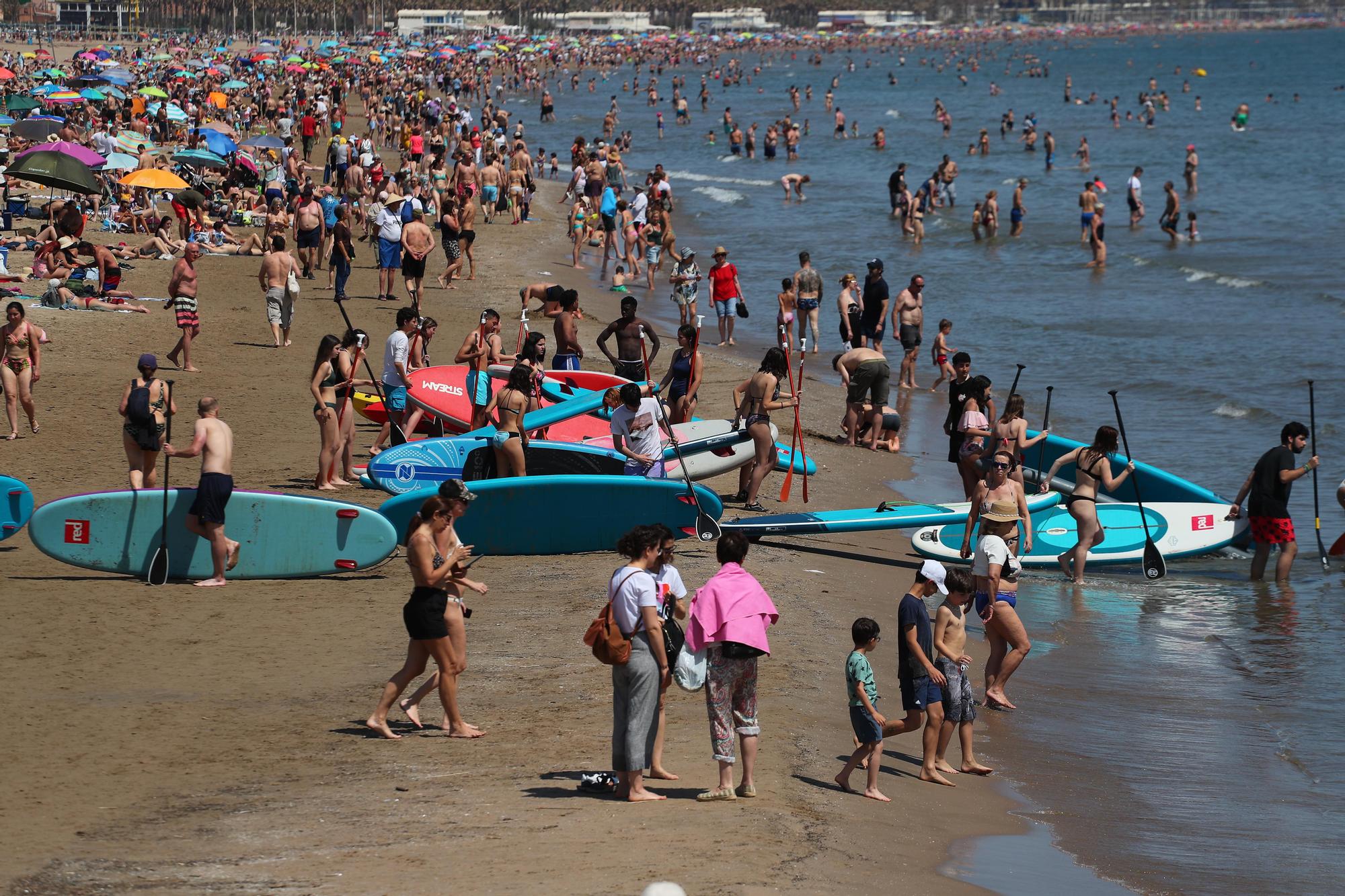 Las playas de València, llenazo previo al verano