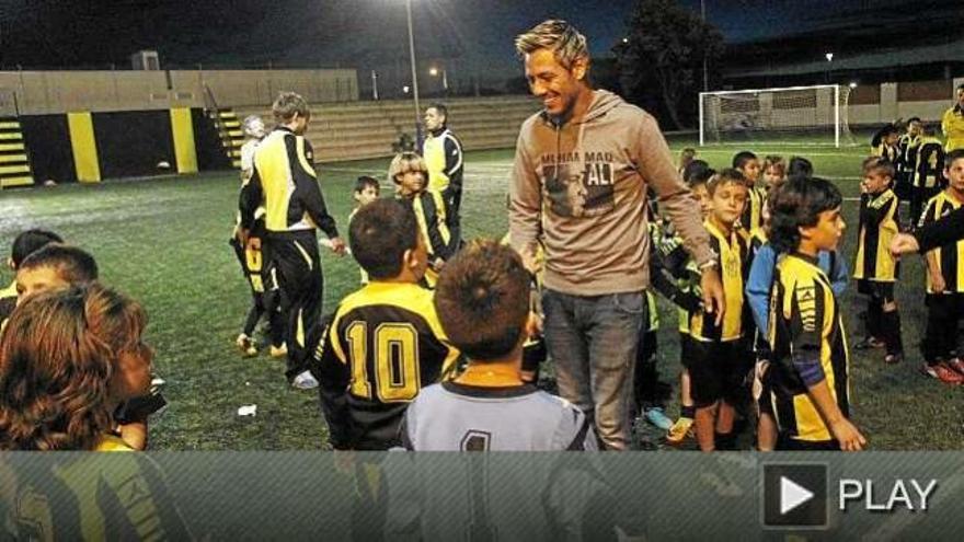 Alves, con los niños del Paterna