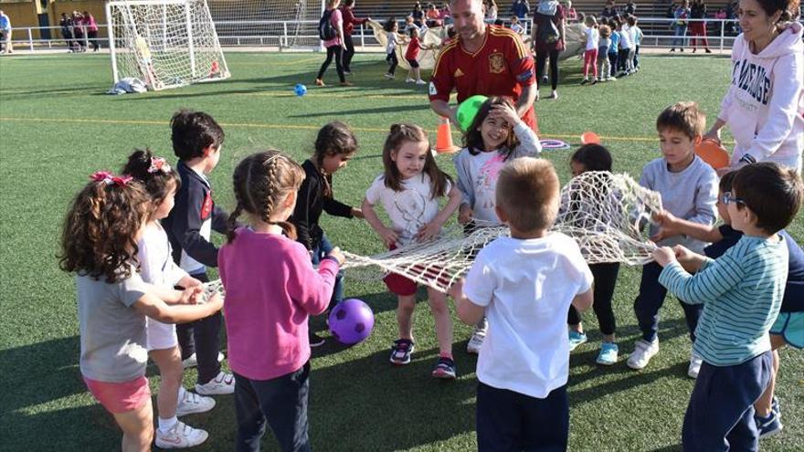 Juventud lleva los juegos infantiles populares a los diferentes barrios