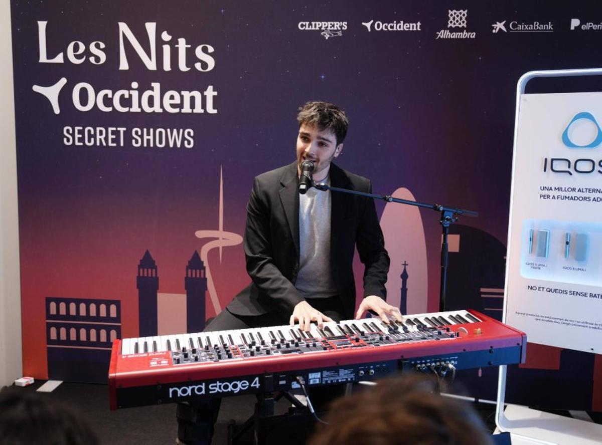 Max Navarro toca les ‘Estrelles’