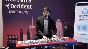 Max Navarro toca les ‘Estrelles’